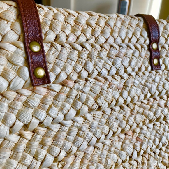 Large Parisian vibe basket straw tote with zipper - Picture 6 of 8